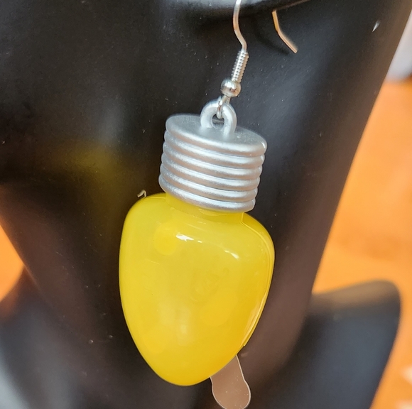 LIght Up Yellow Christmas Light Bulb Earrings Holiday Party Earrings NWT Gifts - Picture 3 of 8